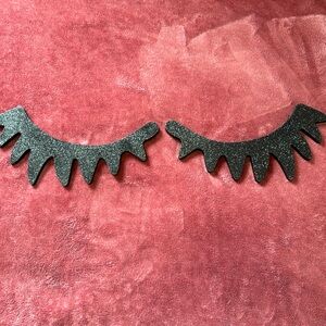these cute glittery eyelashes for wall